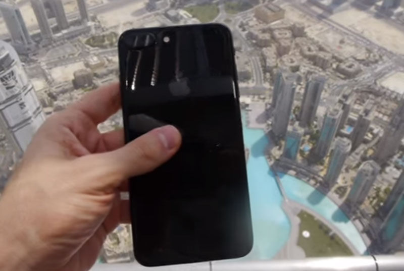 Bacio je iPhone 7 Plus sa najviše zgrade na svetu, pogledajte šta se dogodilo! VIDEO