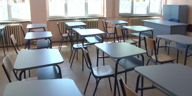 Bački Jarak: Nove klupe, stolice i katedre u školi