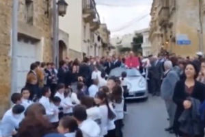 Bahati malteški pop: Dok on maše okupljenima, deca kanapom vuku njegov skupoceni Porše