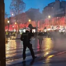 Bahatost Žutih prsluka: Napali policajca, a on - izvadio pištolj! Francuska šokirana pravičnom samoodbranom (VIDEO)