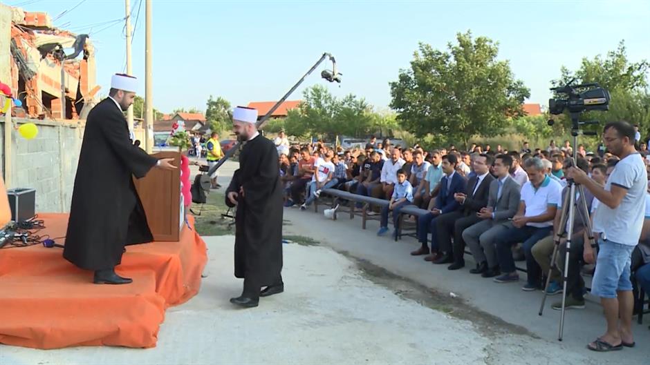 Bajramska sofra kraj srušenog objekta IZ u Zemun Polju