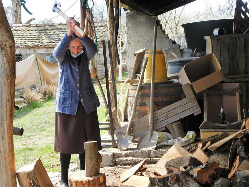 Baka Zaga proslavila 100. rođendan, cepa drva i nema nameru da spusti gas