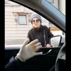 Baku OLIVERU (65) policija je uhvatila na ulici, ali NJEN IZGOVOR za to je glavni HIT NA INTERNETU!  (VIDEO)