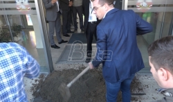 Bastać blatom zatrpao ulaz u Gradsku upravu. Vesić: SzS nudi blato (VIDEO)  