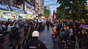 „Batinaši nisu junaci“: Protest u Novom Sadu ispred prostorija SNS na Bulevaru oslobođenja