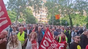 „Batinaši nisu junaci – ne damo studente“: Protest Novosađana ispred sedišta SNS (VIDEO, FOTO)