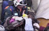 Beba izvučena živa iz ruševina u Magnitorsku