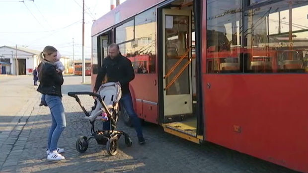 Bebe u kolicima u gradskom prevozu, šta kažu pravila