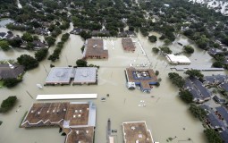 
					Bela kuća: Tramp obećao milion dolara pomoći nakon oluje Harvi 
					
									
