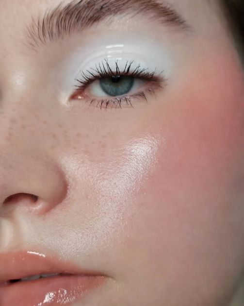 Bela senka je ponovo u trendu – i izgleda bolje nego ikad