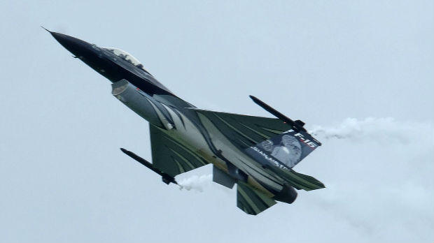 Belgijski F-16 srušio se na zapadu Francuske, pilot pao na dalekovod