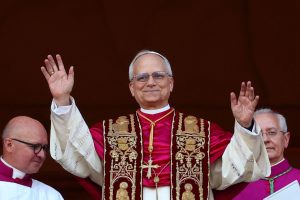 Beli dim u Vatikanu: Američki kardinal Robert Prevost je novi papa Lav XIV