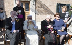 
					Benedikt XVI ugostio bavarske prijatelje za svoj 90 rođendan 
					
									