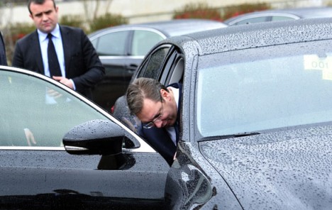 Bentleyem naleteli na vozilo s Vučićem, uhapšeni