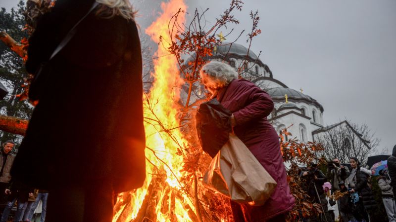 Beograd: Paljenje Badnjaka uprkos pandemiji 