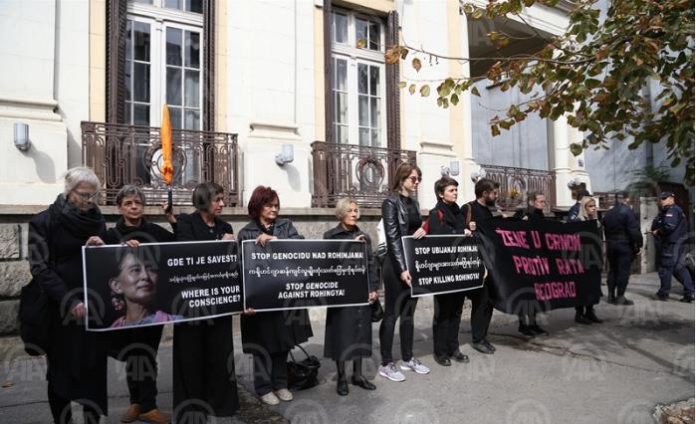 Beograd: Žene u crnom protestovale ispred Ambasade Mijanmara