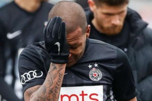 Beograde, stidi se: Fudbaler ‘Partizana’ u suzama napustio teren