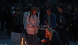  Beograđani pale sveće ispred škole u kojoj je ubijeno osam đaka i radnik obezbeđenja