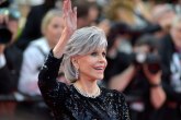 Besna Džejn Fonda gađala rediteljku Zlatnom palmom u glavu VIDEO