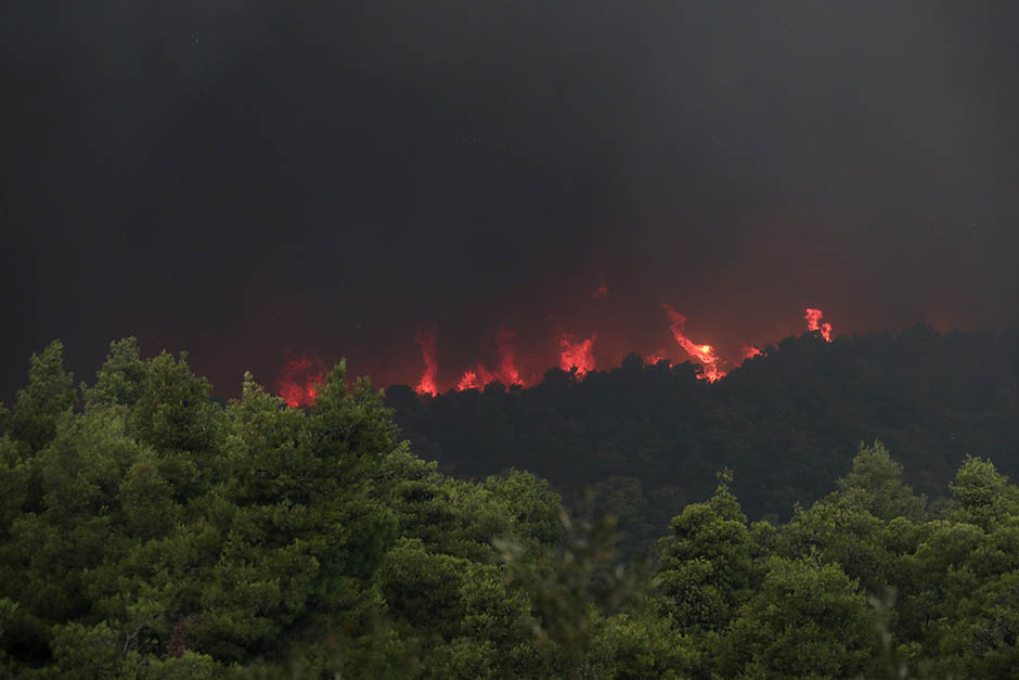 Besni vatra na grčkom ostrvu Krf, požar je ogroman