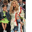 Beyonce u iscepanom jeansu i maksi ogrtaču cvetnog dezena