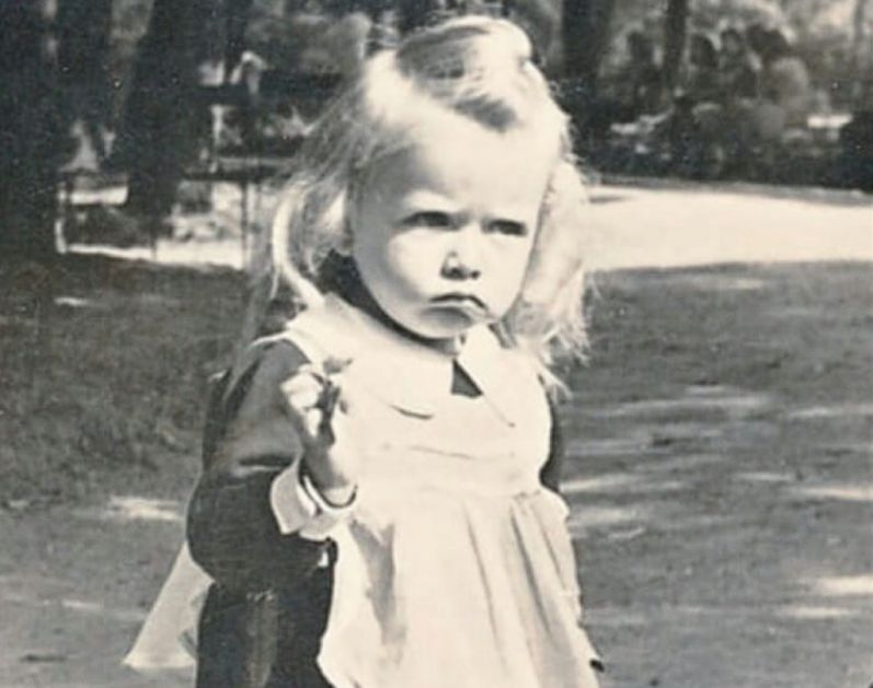 Bila je legendarna glumica Jugoslavije i udata za najlepšeg kolegu: Znate li ko je devojčica sa fotografije?