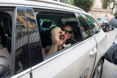 Bivša Plejbojeva zečica izbačena iz najskuplje vile na svetu: Završila na ulici sa psima