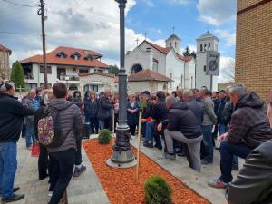 Bivši radnici ponovo ispred zgrade Opštine Kuršumlija, pozivaju premijerku Brnabić da ih poseti