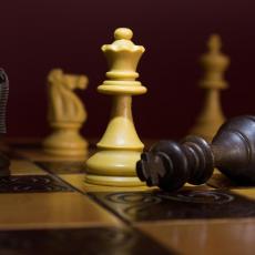 Bizarna tuča u Mladenovcu: Zbog svađe oko partije šaha ostao bez OKA