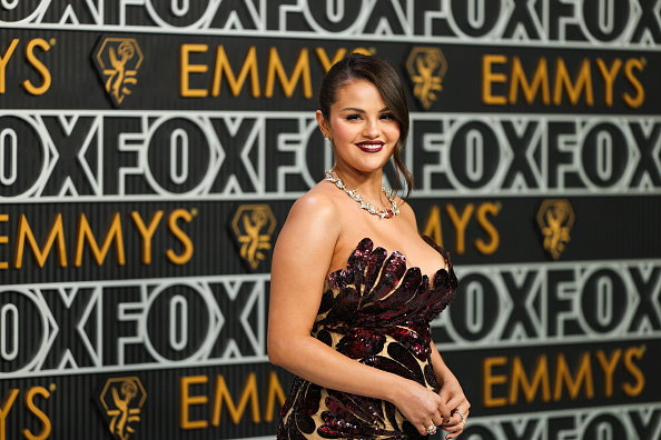 Black cherry manikir Slene Gomez oduševio na Emmyju