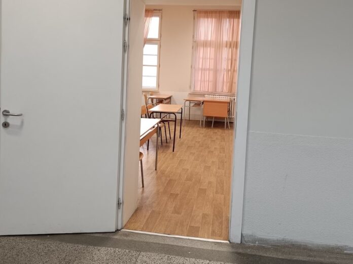 Blački osnovci uče bez knjiga – vlast obećala besplatne udžbenike, ali zakasnila sa tenderom