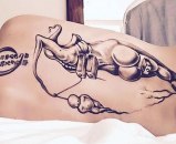 Blogerka podelila internet golim telom i novim tetovažama