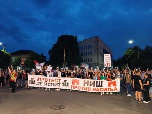 Blokada pruge, podrška policajki iz Valjeva i poziv na smenu Martinovića na protestu u Nišu