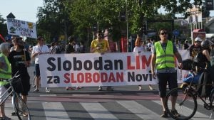 “Ne dozvolimo im da uđu u skupštinu, ne dozvolimo im da nas više lažu i kradu“: Građani i studenti proglasili blokadu novosadskog parlamenta