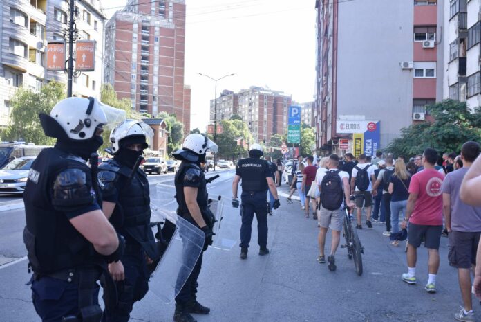Blokada u Nišu: građani šetaju od jedne do druge raskrsnice, policija ih prati i sprečava