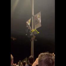 Blokaderi cepaju državne zastave i blokiraju saobraćaj: Ako je cilj miran, zašto nose maske, biraju nasilje i skrnave državne simbole?
