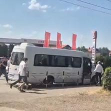 Blokaderi napali kombi sa radnicima: Još jedan u nizu skandaloznih incidenata, nasrću na ljude koji pošteno rade i zarađuju svoj hleb (VIDEO)