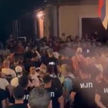 Blokaderi opkolili opštinu Kosjerić sa svih strana: Zarobljeni novinari koji su izveštavali o današnjim izborima (VIDEO)