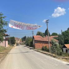 Blokaderi opsedaju Vardu: Targetiraju i plaše meštane, stanovnici u strahu izlaze na ulice (FOTO)
