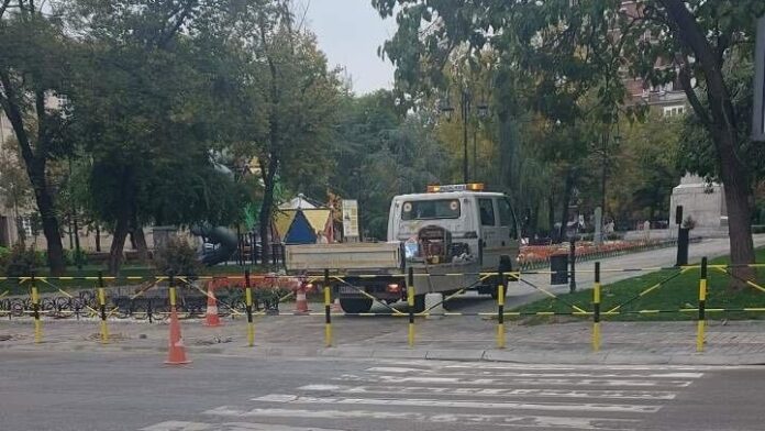 Blokiran pešački prelaz: Nova ograda na Trgu kralja Aleksandra u Nišu zbunila građane