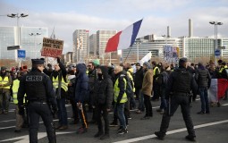 
					Blokiran saobraćaj na prilazima Parizu zbog štrajka oko penzione reforme 
					
									