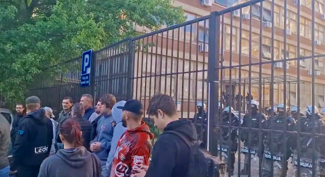 I dalje blokirana zgrada suda u Novom Sadu, policija uvela zaposlene u zgradu