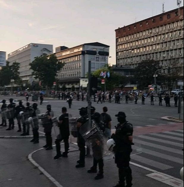 Blokirane raskrsnice na više lokacija u Novom Sadu, dojava o bombi na FTN 