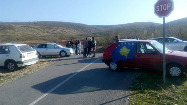 Blokirani putevi ka Leposaviću, kamenicama na autobus sa Srbima (VIDEO)