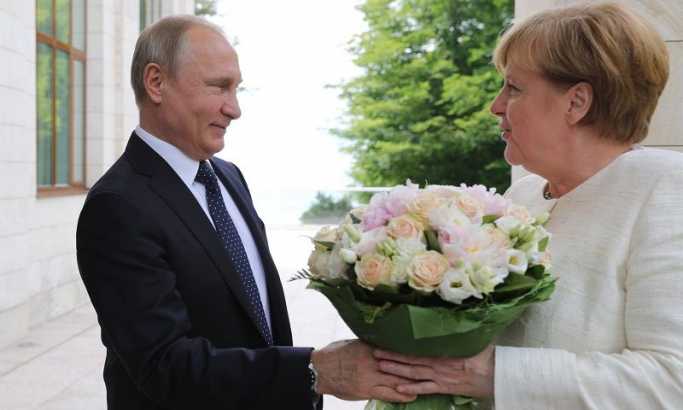 Blumberg: Tramp gura Merkelovu u brak iz računa s Putinom