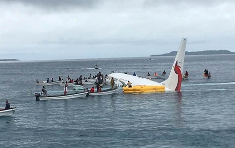 Boeing 737 sletio u lagunu u Tihom oceanu
