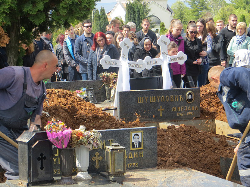 Bog pustio suzu na grob blizanaca Milana i Nede: Sahranu anđela koji su poginuli u eksploziji u Nišu obeležio jeziv detalj (FOTO)