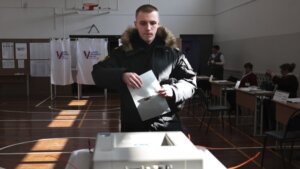 Boja po listićima i medved – glasač: Kako izgleda prvi izborni dan u Rusiji?