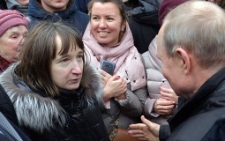 
					Bolesna Ruskinja prozvala Putina zbog njegove velike plate 
					
									