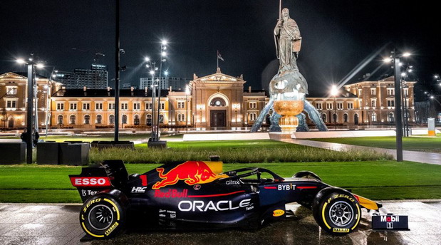 Bolid Formule 1 Red Bull Racinga u septembru na ulicama Beograda